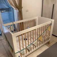 Culla in legno completa di corredo