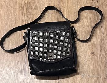 Borsa a tracolla in vera pelle con borchie
