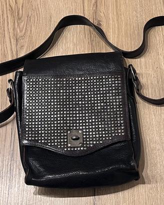 Borsa a tracolla in vera pelle con borchie