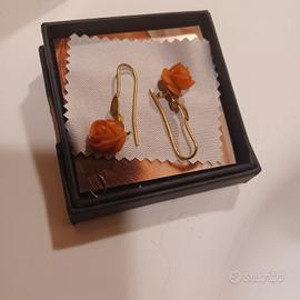 orecchini d'oro con fiori di corallo 