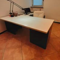 Scrivania con piano laterale