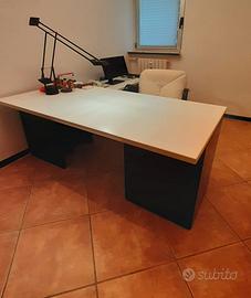 Scrivania con piano laterale