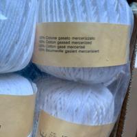 Gomitoli di cotone bianco