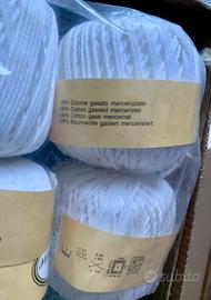Gomitoli di cotone bianco