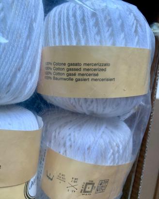 Gomitoli di cotone bianco