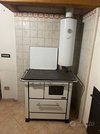 Cucina a legna con Boiler per acqua calda sanitari