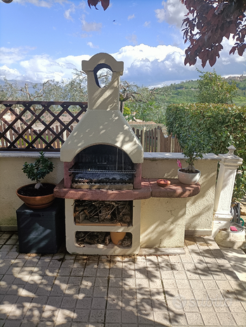 Barbecue in muratura per giardino