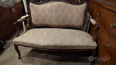 Divano liberty con tappezzatura bianca