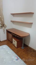 Scrivania con cassettiera e mensole