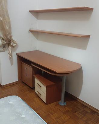 Scrivania con cassettiera e mensole