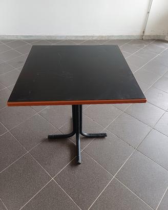 Tavolinetti da bar.