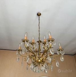 Lampadario in ottone e cristalli a goccia