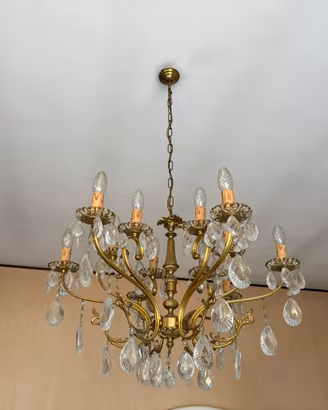 Lampadario in ottone e cristalli a goccia