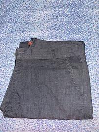 Pantaloni grigi con tasche laterali