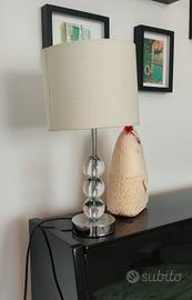 Lampada da tavolo design con paralume bianco e bas