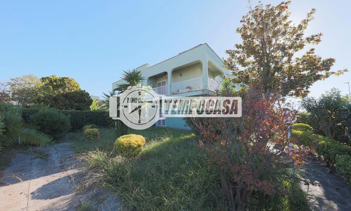 AMPIO TRILOCALE PIANO TERRA CAMPO DI MARE