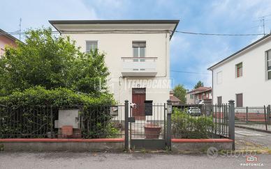 PORZIONE DI BIFAMILIARE CON GARAGE E GIARDINO