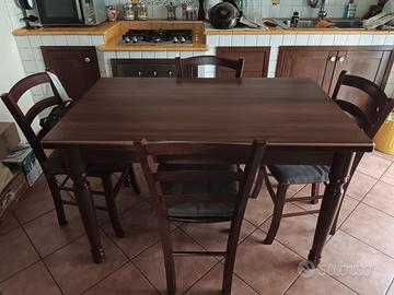 Tavolo allungabile + quattro sedie 