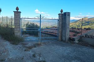 Terreno con villetta abitabile