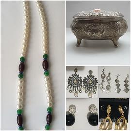 Orecchini, collana di perle di fiume e portagioie 