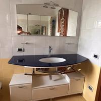 Mobile bagno completo di specchio e lavandino