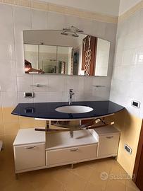 Mobile bagno completo di specchio e lavandino