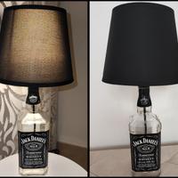 Lampada realizzata con bottiglie