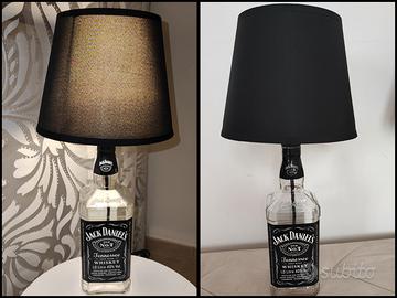 Lampada realizzata con bottiglie