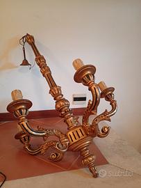 lampadario in legno e oro di fattura artigianale