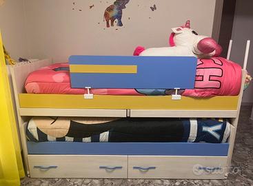 Letto salvaspazio con 2 scrivanie e 2 letti