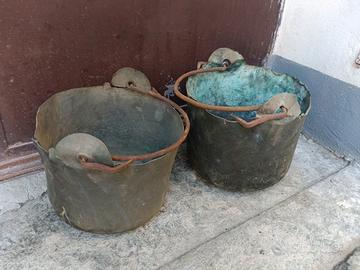 Coppia di antichi  paioli in rame