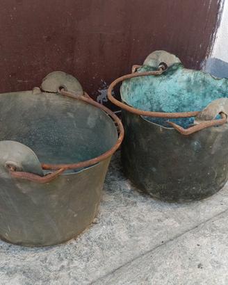Coppia di antichi  paioli in rame
