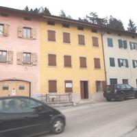 Vecchia casa residenziale in schiera