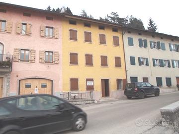 Vecchia casa residenziale in schiera