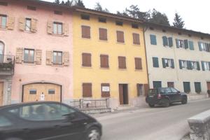 Vecchia casa residenziale in schiera