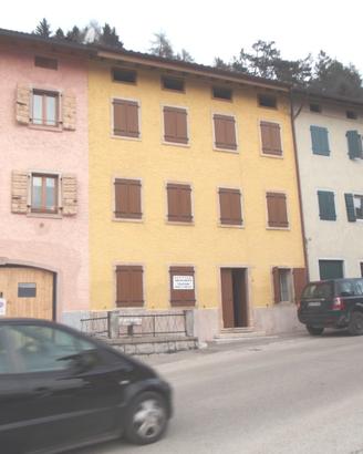 Vecchia casa residenziale in schiera