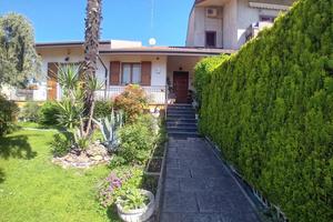Villa di 150 m² con 5 locali e box auto a Lagosant