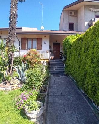 Villa di 150 m² con 5 locali e box auto a Lagosant