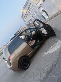 Auto lancia y