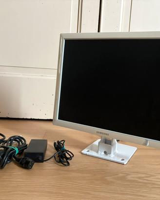 Monitor bianco Samsung 17” con base artigianale