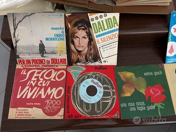Dischi in vinile 45 giri e portadischi vintage