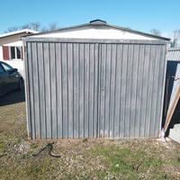 Box in lamiera con chiavi