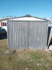 Box in lamiera con chiavi