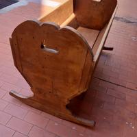 Culla a dondolo antica in legno