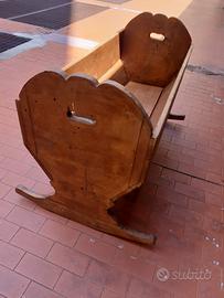 Culla a dondolo antica in legno