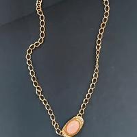 Collana vintage dorata con pietra rosa ovale anni