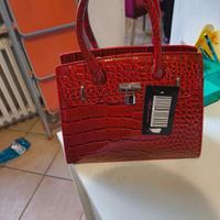 Borsa rossa con motivo a coccodrillo 