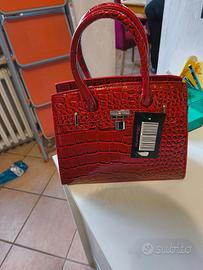 Borsa rossa con motivo a coccodrillo 
