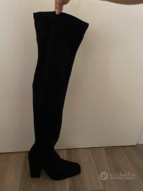 Stivali alti sopra al ginocchio