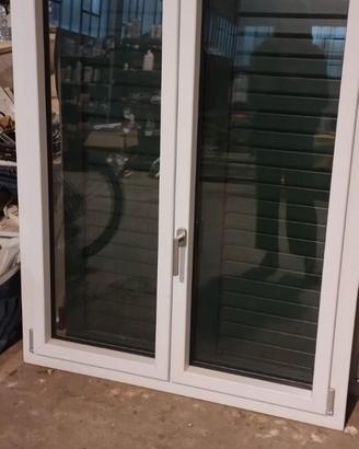 FINESTRA PVC ALLUMINIO A 2 ANTE CON MANIGLIA